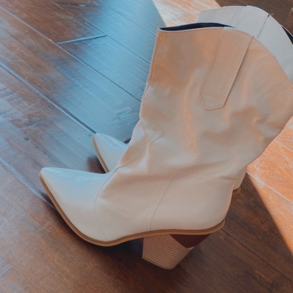 NWT Size 8 white boots